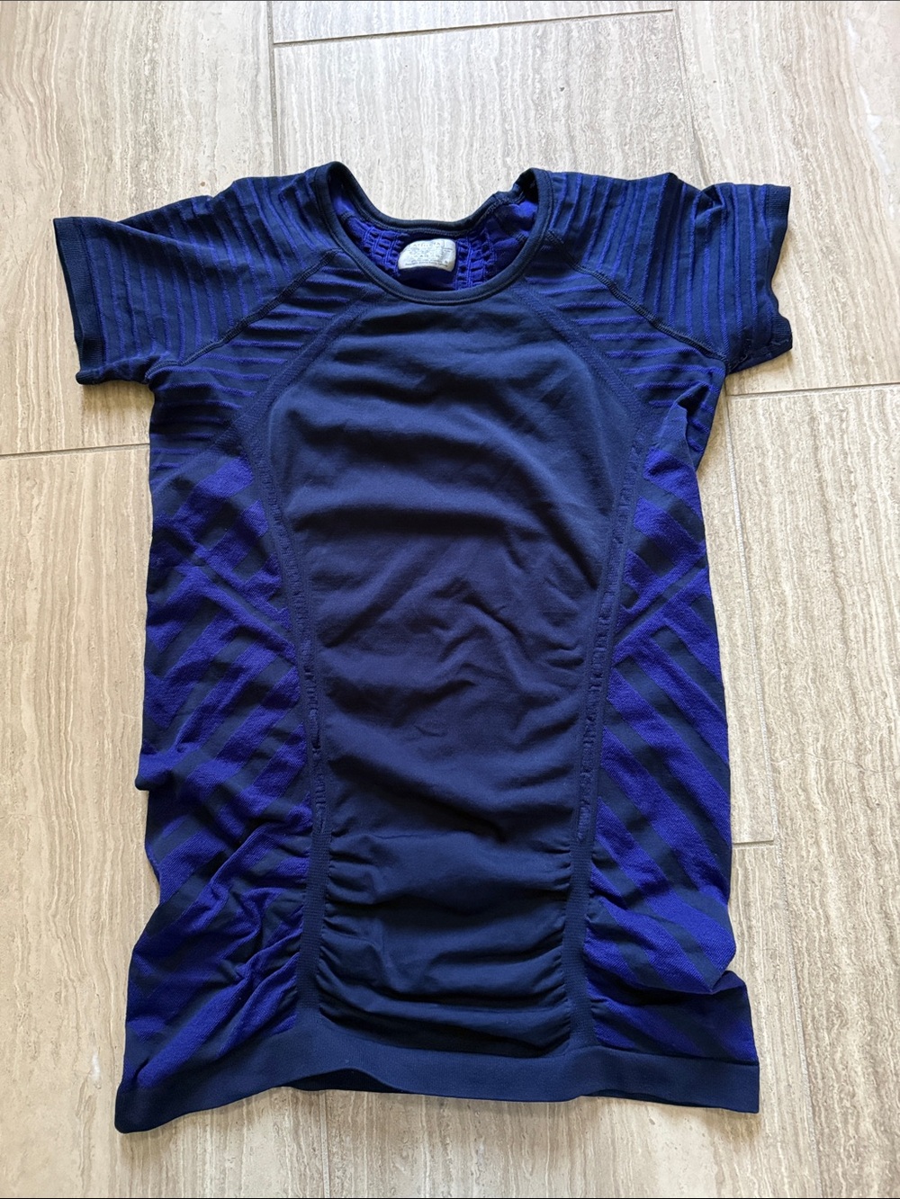 Athleta Fast Track Ruched Tee Shirt Sz S. Beautiful pattern and color.